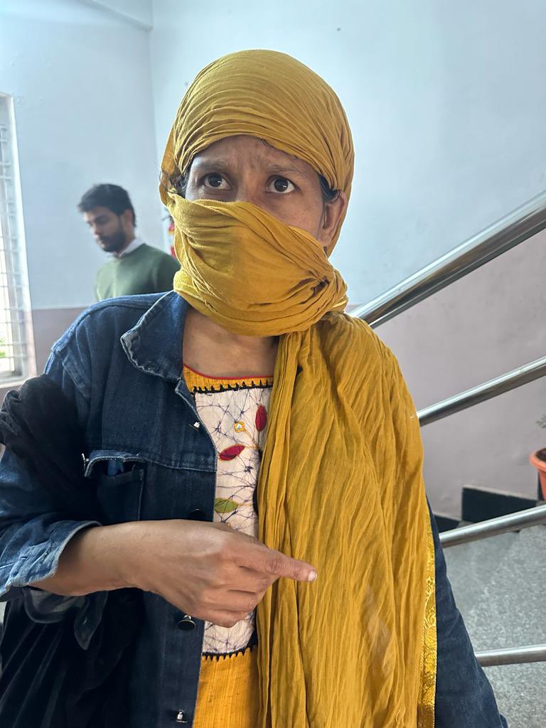 garg_trupti's tweet photo. Think twice before giving lift to anyone!

Syeda Naeema Sultana used to ask for lift from people and then  asked for money, if they refuse she used to threatene to file rape case against driver. https://t.co/CrNRhNo9JN