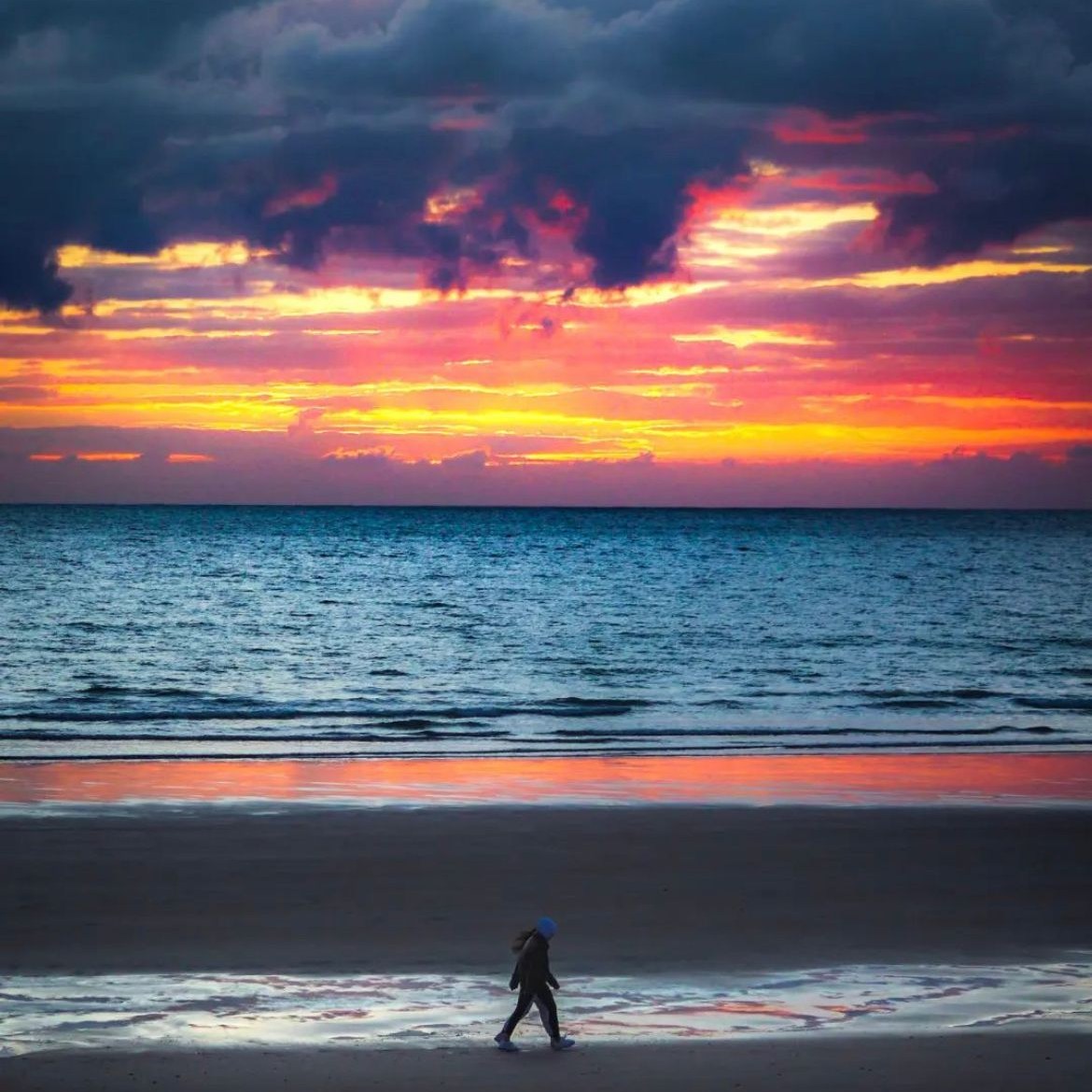 Who doesn’t love long walks on the beach!
Banna Beach sure is a stunning place.

#visittralee #tralee #discoverkerry #kerry #traleetoday #traleemylove #traleebay #lovetralee #traleetownpark #discoverireland #wildatlanticway #bannabeach #irishbeach #kerrybeach