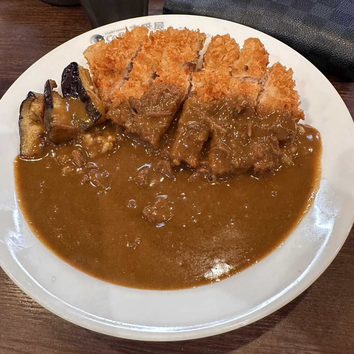 Jun737's tweet photo. カレー初めに久しぶりにココイチ来たけど、とんかつちっちゃくなってるし値段上がってるしで残念 https://t.co/jxkoaCEcoD