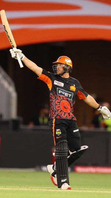 Ridiculous.  Laurie Evans goes 6️⃣6️⃣4️⃣ to finish 85 not out from just 28 balls!  📹 Credits: Twitter/cricketcomau