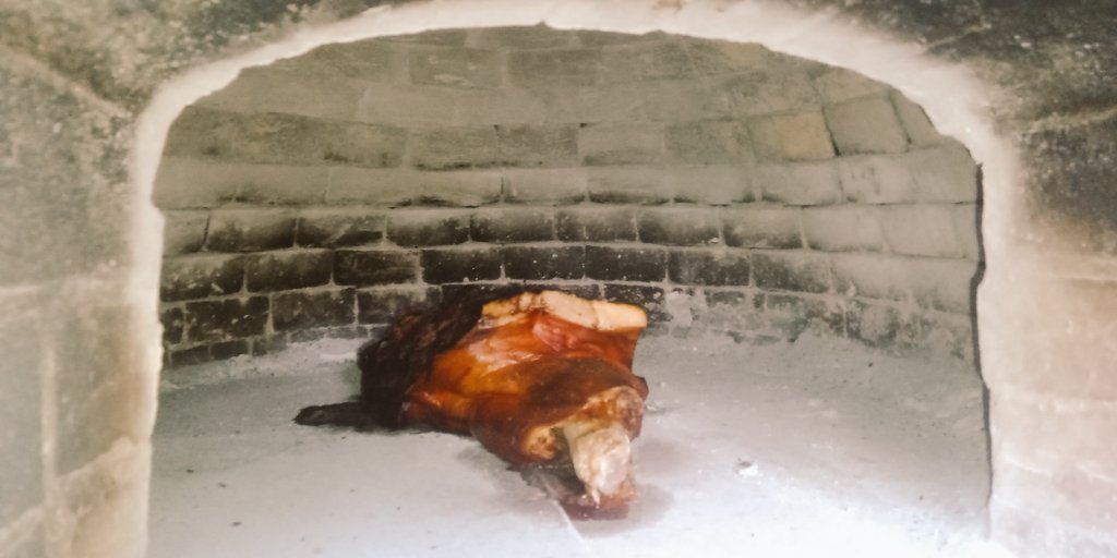 detout_unpeu's tweet image. Pork shoulder on #WoodFiredOven 
18h in Bread Oven 🔥
Very long and slow cooking !

#WoodFiredCooking
#BreadOven
#Fourapain
#PlatOriginal