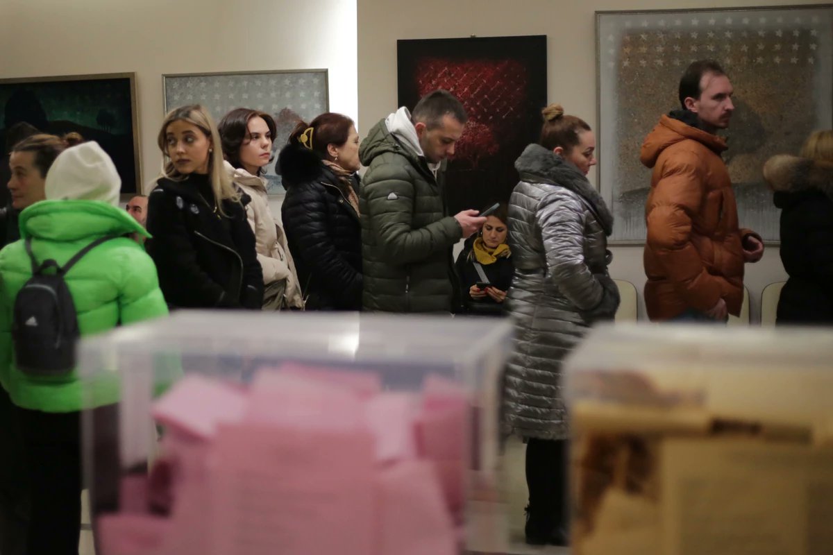 Blic_online's tweet photo. RIK: Obrađena sva biračka mesta, lista "Aleksandar Vučić - Srbija ne sme da stane" osvojila najviše glasova - 46,75 odsto

https://t.co/kgGnNsCOu5 https://t.co/VRMNYZgFCv