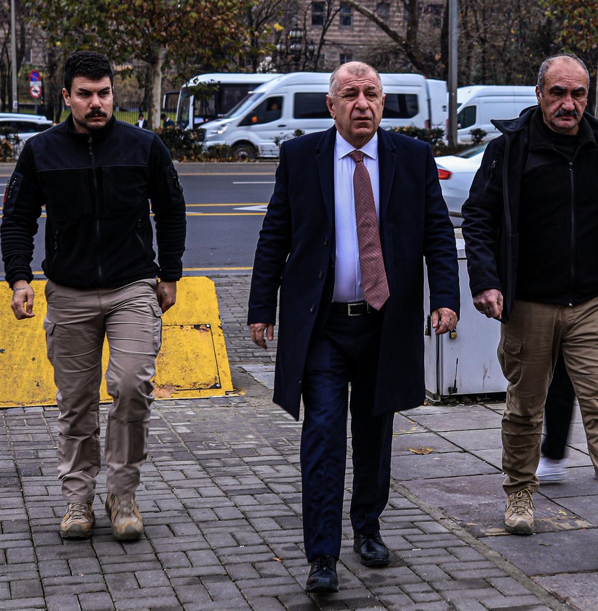 Nerede bir Türk genci zorda, Ümit Özdağ orada. Ümit Özdağ sadece akademik değil, HDP’lilerin tavuğu kaybolsa bütün vekillerini toplayıp aramaya çıkan ama Türk milliyetçileri söz konusu olunca başını kuma sokan CHP’ye muhalefet dersi de veriyor.