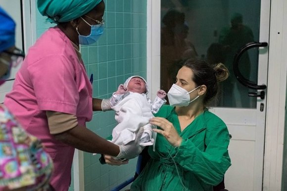 La tasa de mortalidad infantil se reduce a 7.1 por mil nacidos vivos, por debajo de 2022. A pesar de los desafíos, los trabajadores de la salud cubanos demuestran su compromiso con la infancia. Otros indicadores del PAMI también mejoran. 👉 bit.ly/3TM4b53 #CubaPorLaVida