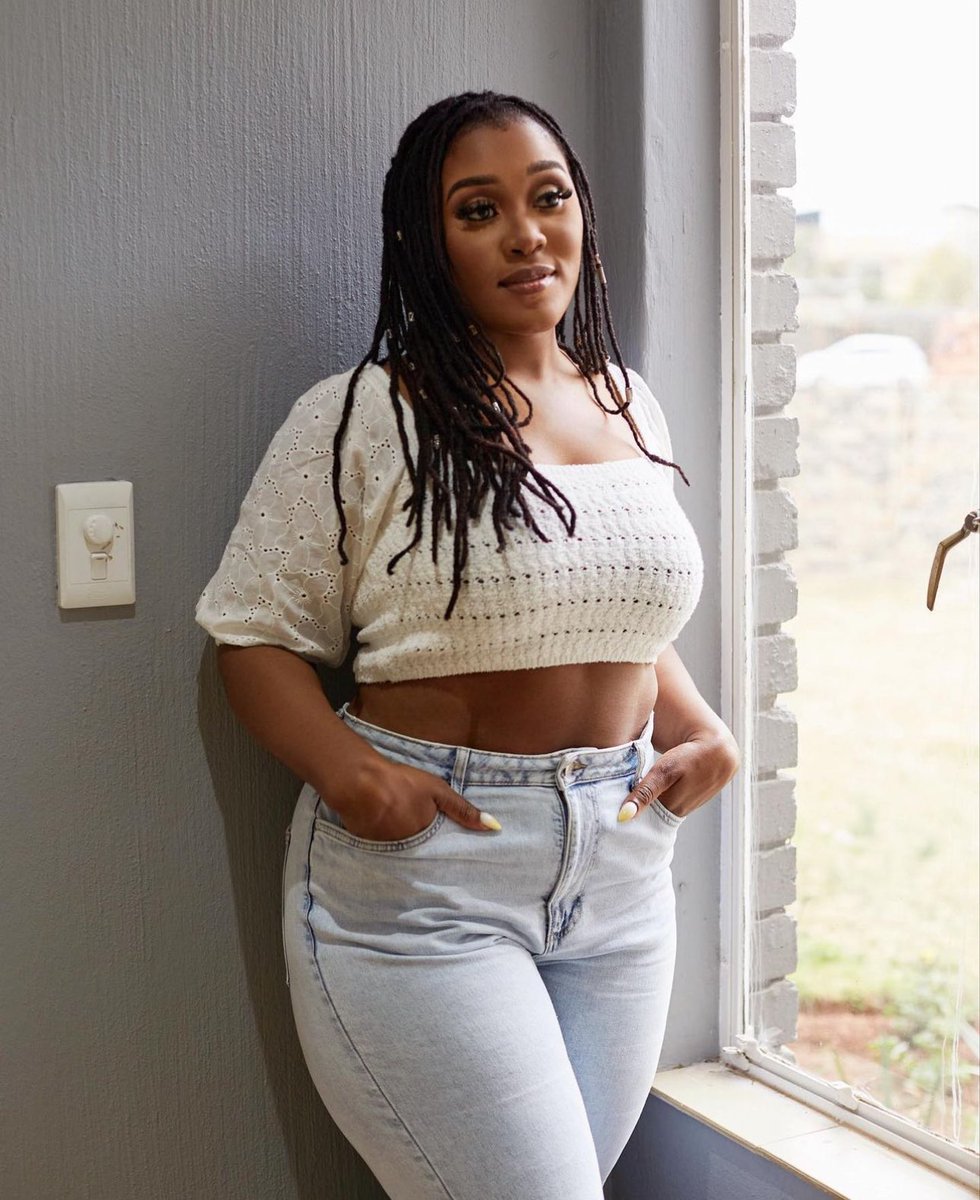 AdvoBarryRoux's tweet photo. They both have a concert at the same time, which one you attending? 

Lady Zamar or Kelly Khumalo? https://t.co/kJzqfoNN2y