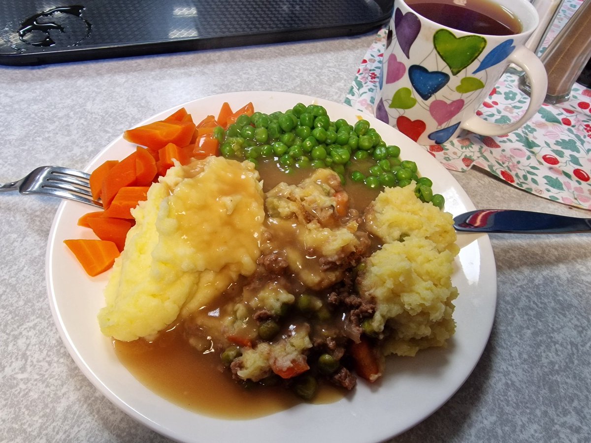 Big shout out for Gegin Fach y Wlad dinners @NockDeightonAg in #CarmarthenMart this damp grey Wednesday when people are dragging themselves back after Christmas and New Year ... lot mawr o chat yma heddiw! Marvellous for your mental health.