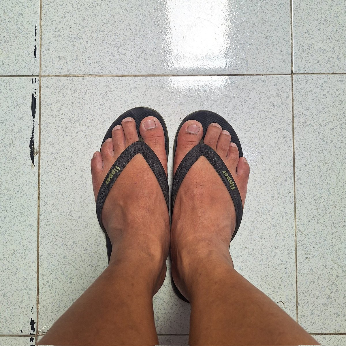 masjipeng's tweet photo. @tirta_cipeng kira2 nek dinggo sikilku sing njembeng ngene ki aman ra dok? Sedih aku, golek sepatu running wide larang2 :(( https://t.co/KnXcGlsQMp