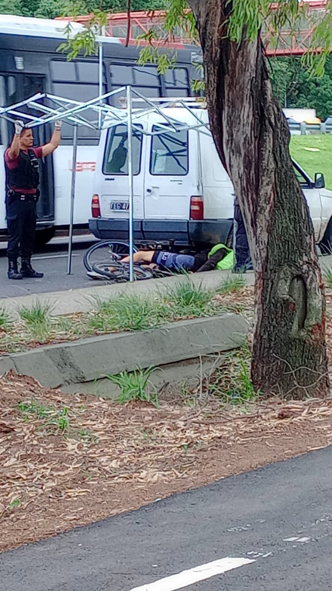 lauyateloavise's tweet image. Ciclista murió al ser atropellado por camioneta en colectora de #GralPaz altura #ParqueSarmiento sentido Río #YaTeLoAvisé