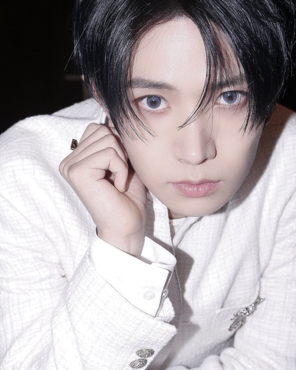 XHICHENG's tweet photo. The gentle strands of hair that touch my vision in a light manner are powerless to distract me from the staunch focus I direct towards you, immersing you in the ocean-blue depths of these eyes. Whisper to me that I have made you captivated already. https://t.co/YYMkrwa4Ns