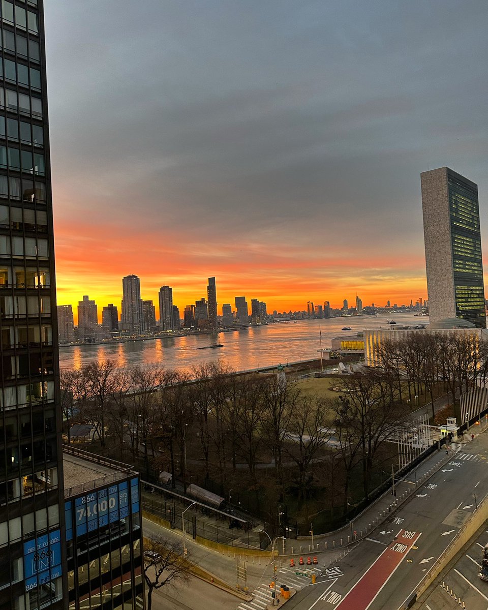 dienekeita's tweet photo. As the sun rises over Manhattan in the background of the @UN  HQ, I wish us all a happy and peaceful year .  New year is  a chance for a new beginning &amp; renewed hope that our fight to #LeaveNoOneBehind is the right one everywhere. Big respect to all our teams out there https://t.co/BJSJEDvVEC