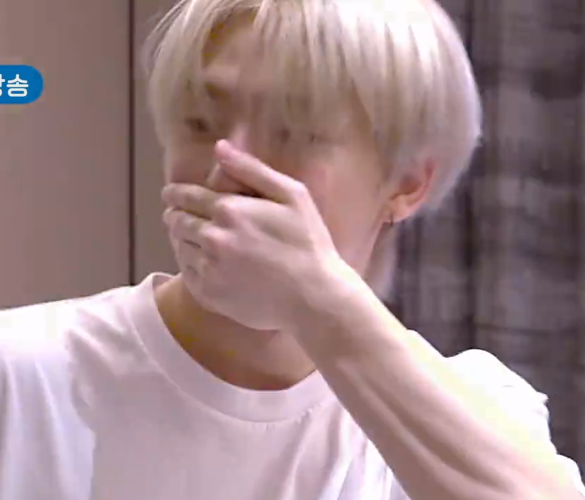 lrt so dino was actually having a full on performance with his headband on then when he saw the cameras he immediately took it off sdhfshh