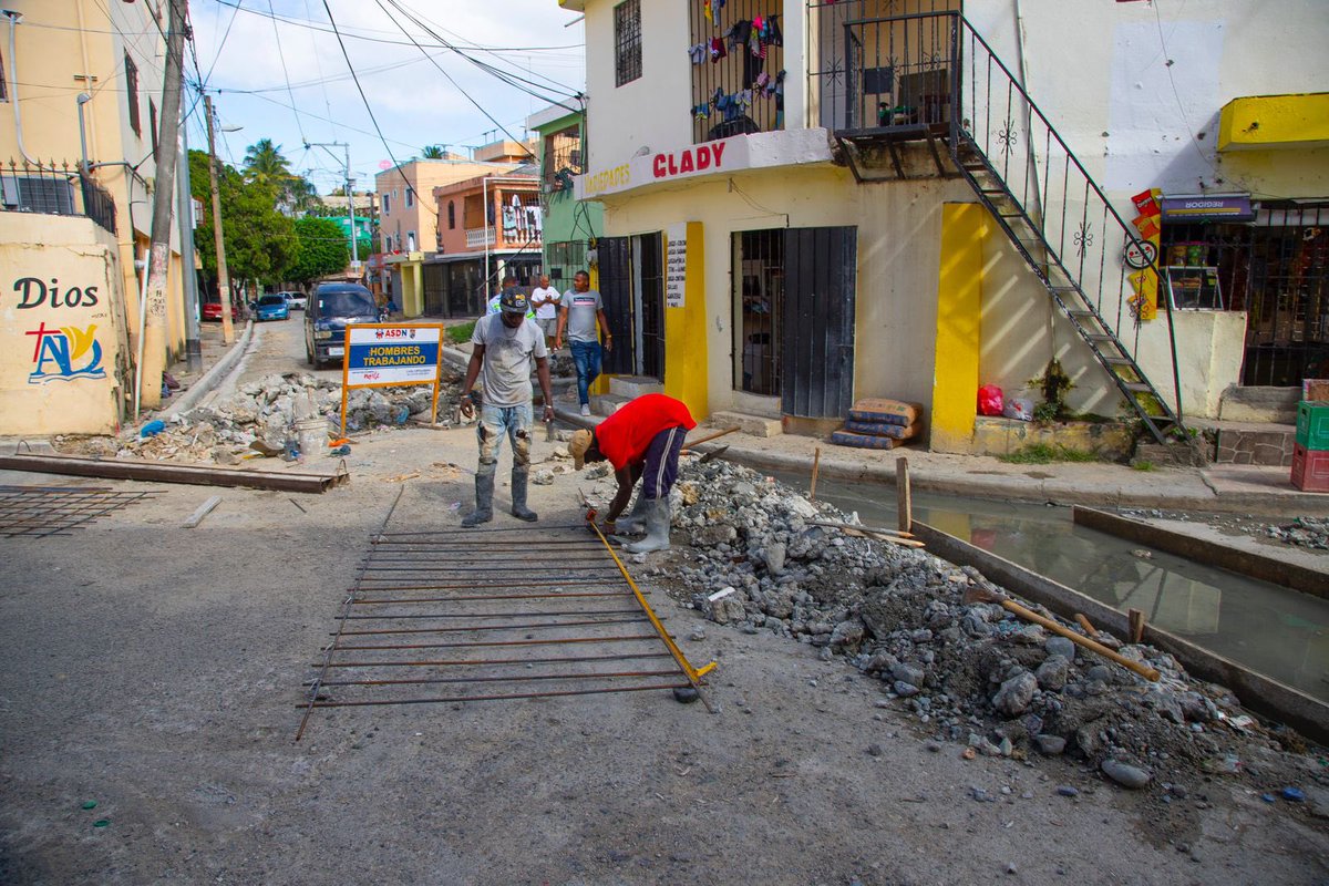 AlcaldiadeSDN's tweet photo. Trabajando día a día en los barrios y comunidades de nuestro #SantoDomingoNorte ❤️

| Construcción de badenes | 
📍Los Cañitos en #LosGuaricano https://t.co/4x7I6G8Gi2