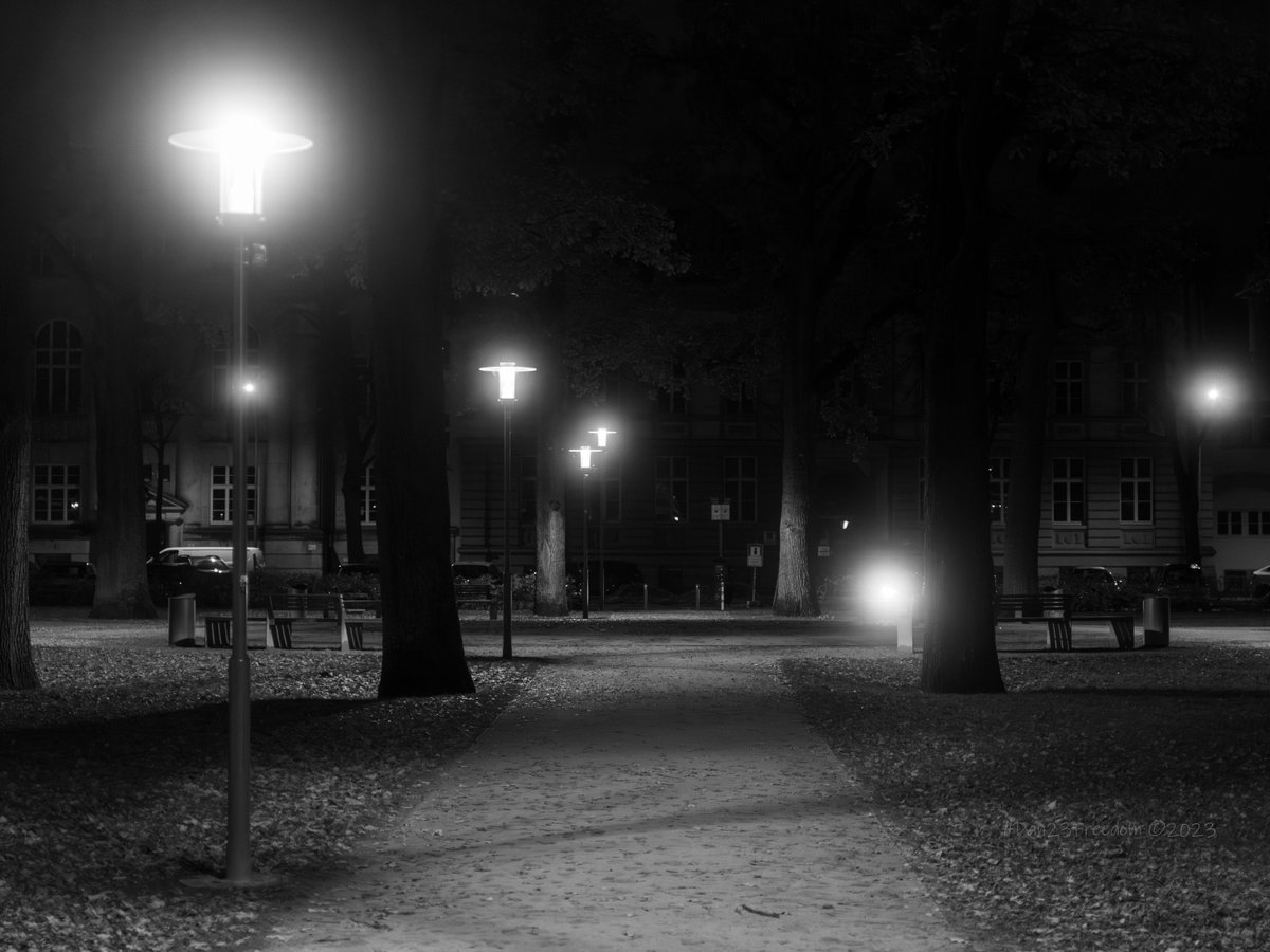 📷 1/60 sec at f/2,8, ISO 3200, 58 mm (28-75) #dan23freedom
#germany #nordrheinwestfalen #nightphotography #night #nighttimephotography #blackandwhitephotography #monochrome #monochromatic #blackandwhite #bnwmood #bw #bnw #noir #streetphotography #street #explore