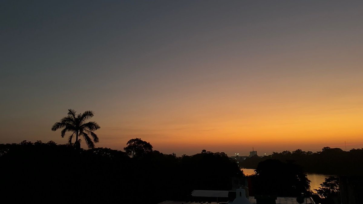 xevtfm's tweet photo. 🎶Me gusta el olor que tiene la mañana
Me gusta el primer traguito de café ☕️
☀️Sentir como el sol se asoma en mi ventana
Y me llena la mirada de un hermoso amanecer 🌄 https://t.co/3uDnD6RKGo