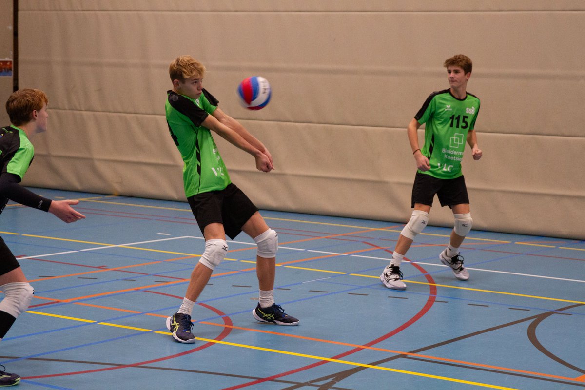 Twee SSS'ers strijden deze week met nationale teams om een EK-ticket. Jarne (JA2/H3) is met Jeugd Oranje Jongens actief in Duitsland; Rachel strijdt met Politie Volleybalteam NL in Sportcentrum Arcus in Wijchen.
#hupgroen #huporanje #allekippenvliegen

sss-barneveld.nl/1678-sss-ers-i…