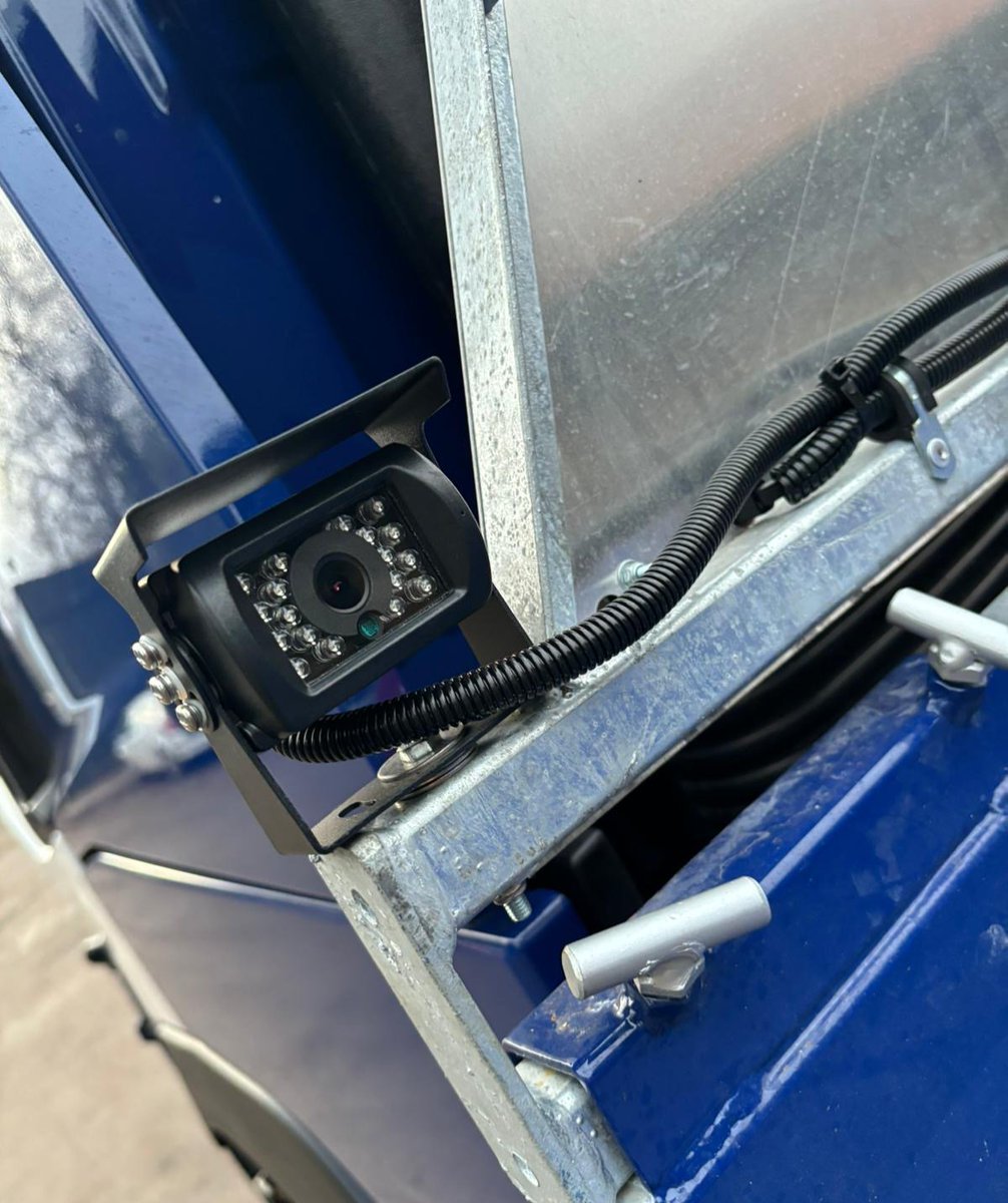 A Rhodes Jnr took delivery of this #RenaultTrucks T High 6x2 13L 440hp with a <a href="/BritcomTrucks/">Britcom</a> caravan body before the end of 2023!

⭐️Painted by <a href="/TRefinishers/">Thompson Refinishers</a>
⭐️Sign writing by <a href="/arm_ltd/">ARM SIGNS LTD</a>
⭐️Electrics by RKG Auto Electrics (microwave, pull-out side cameras, kelsa bar, strobes)