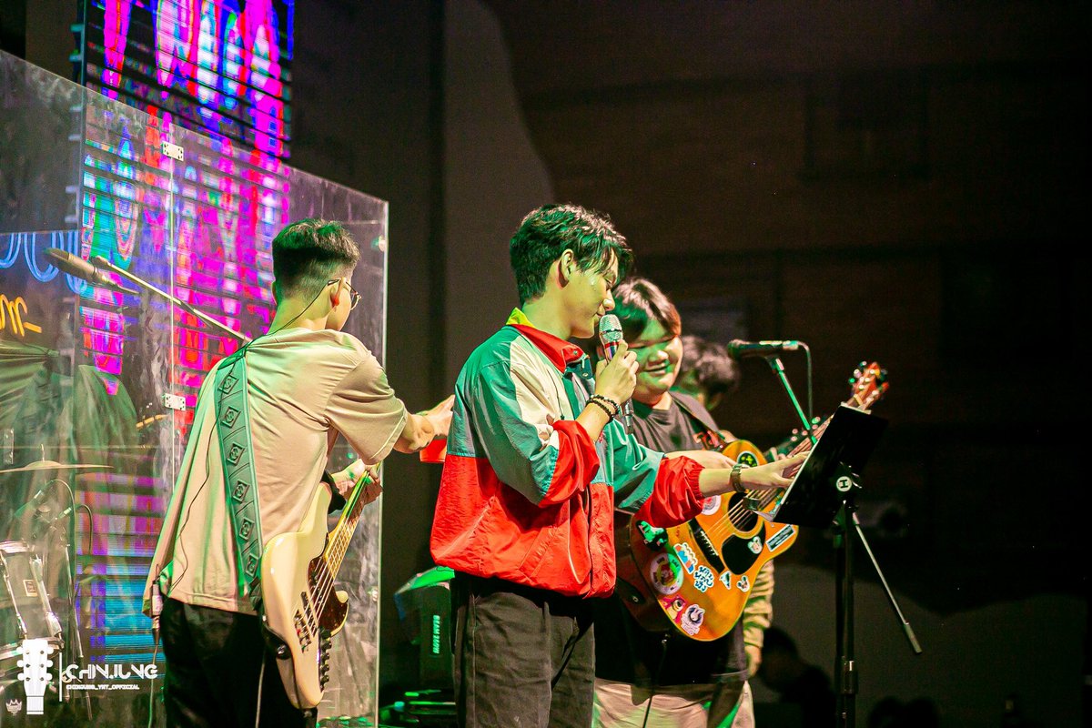 cj_yntofficial's tweet photo. เก็บตกภาพบรรยากาศ คืนข้ามปีที่ผ่านมากับ 
- ชินจัง ญาณาธิป - 🫶🏻💙

#chinjung_ynt 
#jookclub 
#chinjung_ynt_official https://t.co/ZhdHWyjfHK