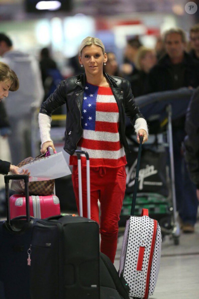 badguitch's tweet photo. Taylor Swift aperçu à l’instant à  l’aéroport d’Orly #StarAcademy https://t.co/Us8ePAjdkS