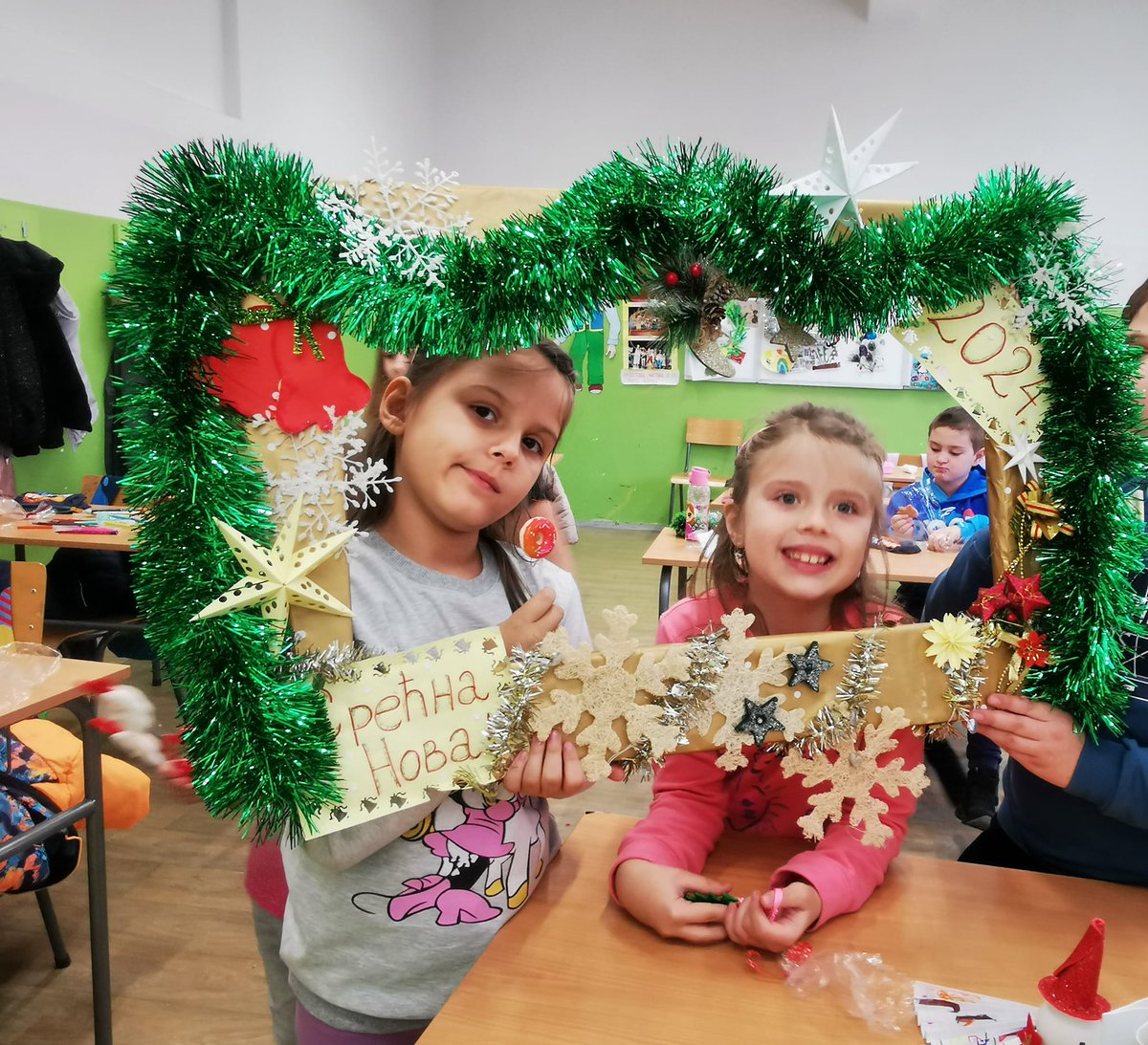 ObrazovanjeOrg's tweet photo. Na ovaj način je cela lokalna zajednica ušla u novu godinu u duhu zajedništva i solidarnosti. Srećna Nova  #NARNSobrazovanje🎄🎀✨ https://t.co/2sym8VUOHm