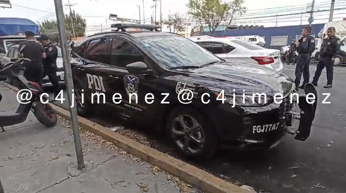 c4jimenez's tweet photo. AGENTE d @FiscaliaCDMX ESCOLTÓ con PATRULLA a EXTORSIONADORES… y los CUIDÓ EN EL MERCADO
Así escoltó el agente Fernando Jalomo 2 camionetas q llegaron d Edomex al mercado d @IztacalcoAl
Después estuvo durante horas con los extorsionadores q buscaba detener @SSC_CDMX
Acabó muerto https://t.co/6ypvOp3ZkV