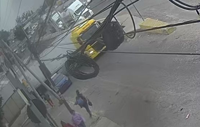 Dalfrex1's tweet photo. @DHLMex @DHLGlobal @DHLPaket  Hola, entonces si te vas a hacer responsable del daño a mi vehiculo o solo te vas a estar pasado la culpa entre filiales sin darme respuesta?? https://t.co/QYzoSGz3Ob
