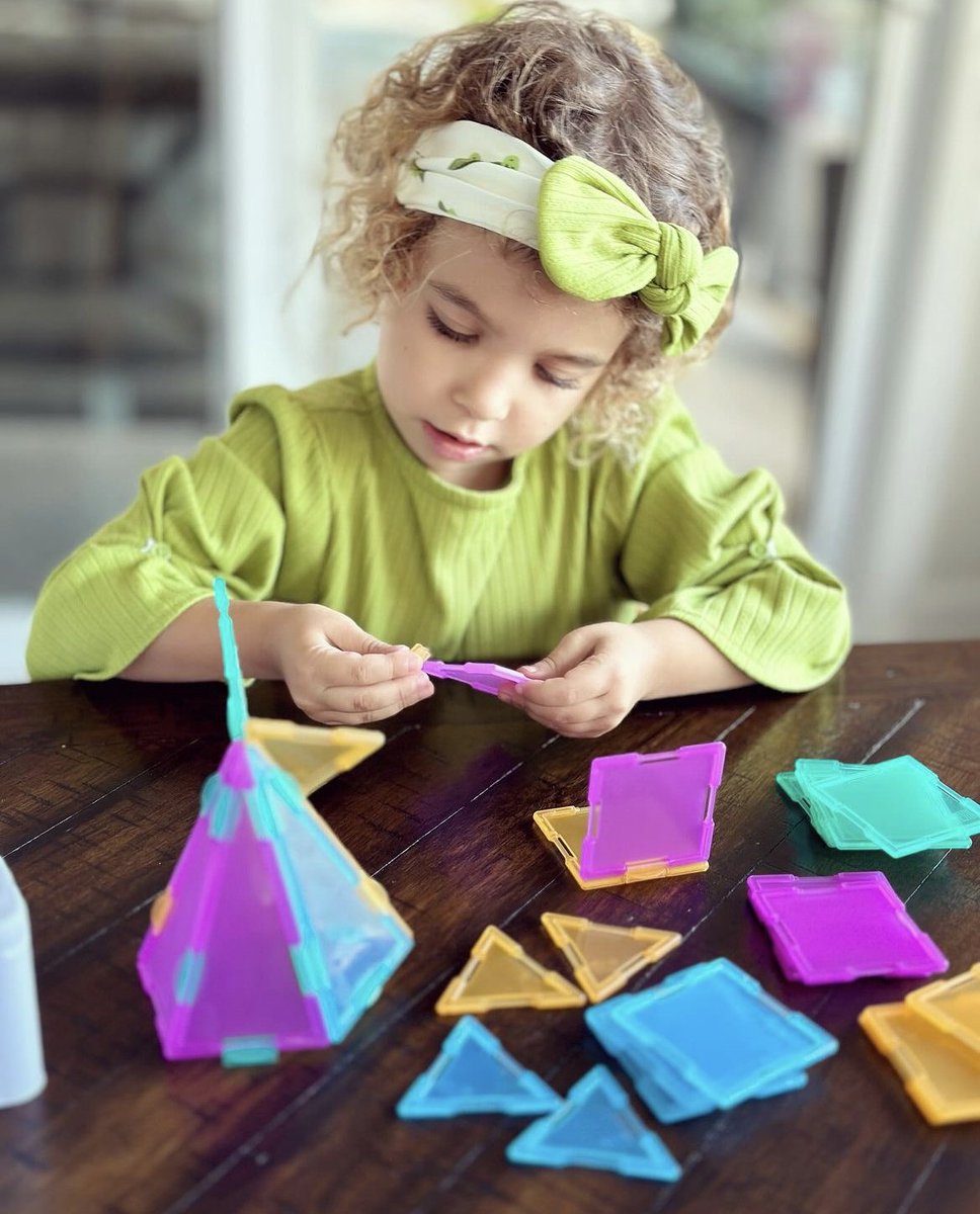 Basic shapes can turn into grand masterpieces! Simply connect the shaped tiles with the snap-on two-way and four-way connectors and watch your structures come to life! 🧠🚀