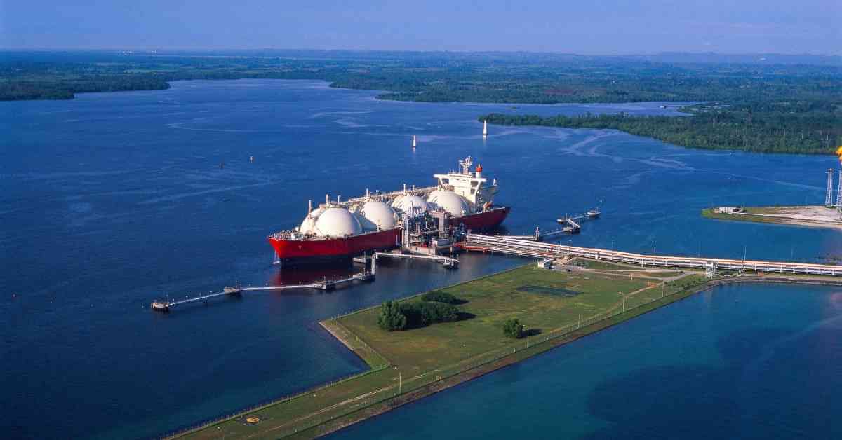 MarineInsight's tweet photo. The U.S. now leads the globe in exporting domestic natural gas to foreign consumers.
Check out this article 👉https://t.co/KKqDDRehJs
#US #LNGExport #Maritime #MarineInsight #Merchantnavy #Merchantmarine #MerchantnavyShips https://t.co/xlg309PmBU