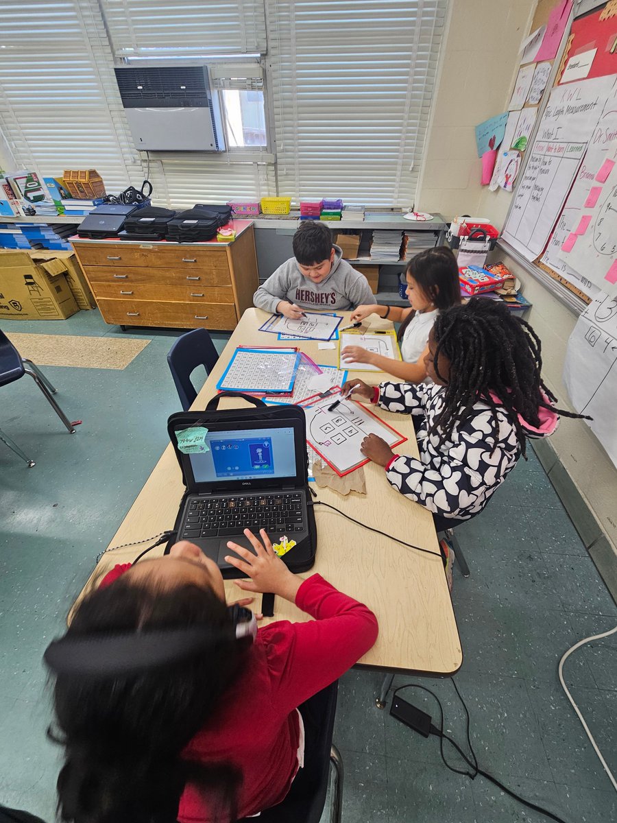 mrsjessicagrant's tweet photo. Staff and students returned to @JamesRyderRand1 #focused. Teachers are meeting in small groups to re-engage skills and students are focused in their center activities. #ReimaginingRandall #LeadingbyLearning https://t.co/1Nv54EASYX