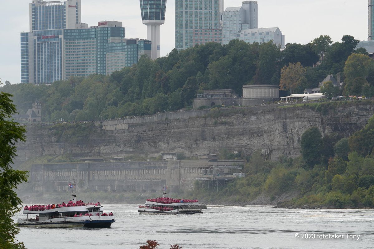 FototakerTony's tweet photo. A memory of summer's end with this #testSnap with my then new #sonyA6700 looking into the #lowerGorge of the #NiagaraRiver with the unseen #waterfalls off to the left. @NiagaraFallsUSA #DestinationNiagara #tourBoats @SkylonTower @VisitNiagaraUSA @TourismNiagara https://t.co/bvIHZAszi0