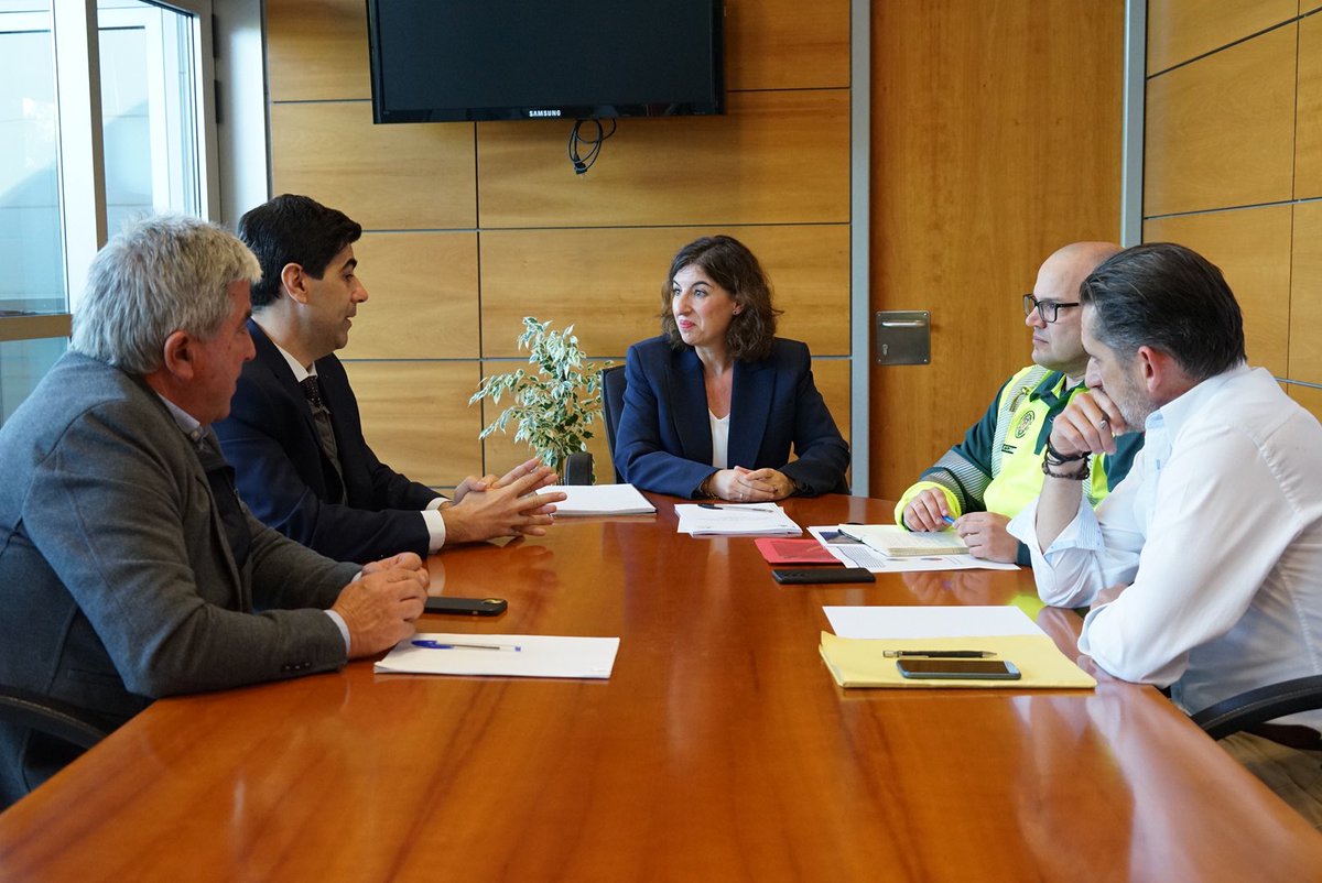 FranSantosCoin's tweet photo. ✅ La seguridad vial en la A-355 nos preocupa y nos ocupa. Hoy he mantenido una reunión en la Jefatura Provincial de Tráfico de Málaga para analizar la situación y ver las medidas coordinadas entre Junta y Tráfico que ya se están implementando y las que se tomarán #Coin #CoinMLG https://t.co/RBEkHMaluC