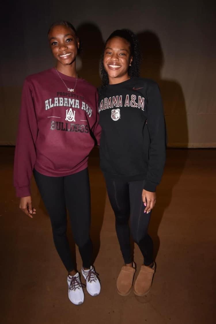 RayFamily4's tweet photo. Yes, that makes 2 OMTC ladies who have chosen Alabama A&amp;M T&amp;F. Laila Gaynor hosted Kaylyn on her visit &amp; showed up to support her at the signing ceremony while home on break #teammatelove https://t.co/037mdRWVWj