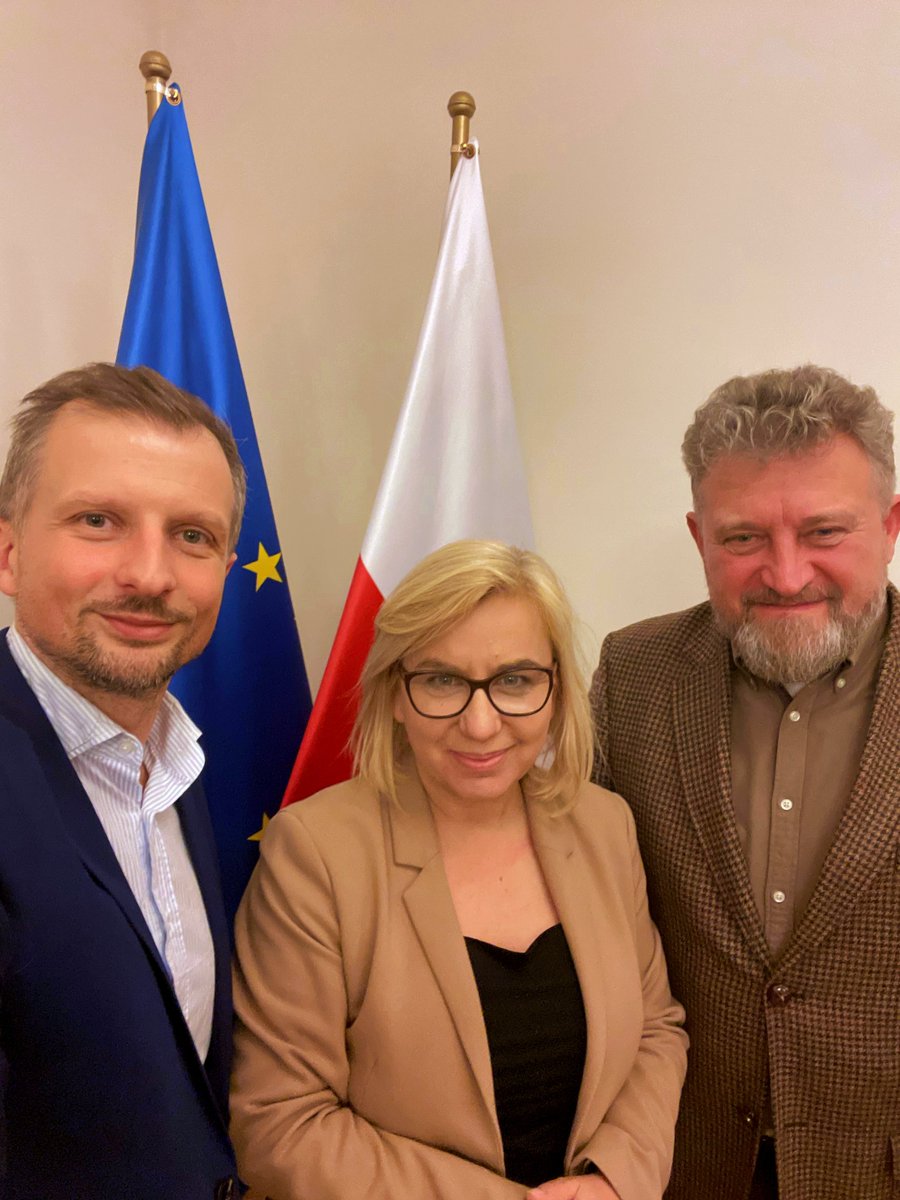 DorozalaMikolaj's tweet photo. Rozmawialiśmy dziś z p. Witoldem Kossem o konkretnych działaniach dla ochrony najcenniejszych drzewostanów, stworzeniu realnej kontroli obywatelskiej nad lasami, innym sposobie gospodarki w lasach miejskich i lasach wodochronnych. Dużo pracy przed nami! @hennigkloska https://t.co/iPAGB0cZwS