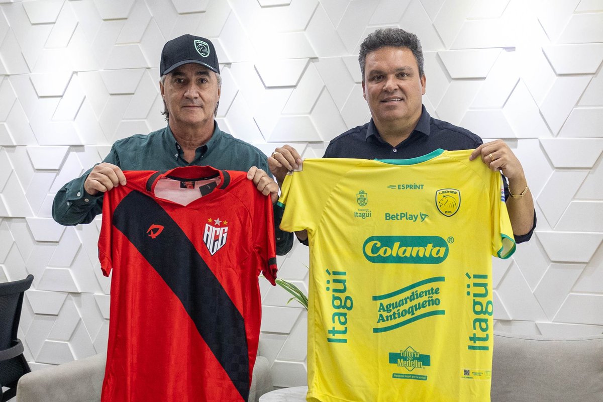 ACGOficial's tweet photo. O Presidente @AdsonBatista recebeu, no CT do Dragão, a visita do Presidente do @Leonesfutbolc da Colômbia, Carlos Murillo. O mandatário da equipe colombiana conheceu a estrutura do clube e se reuniu com o presidente rubro-negro. Seja muito bem-vindo à casa do Dragão! 🇹🇹 #DragãoDoBrasil