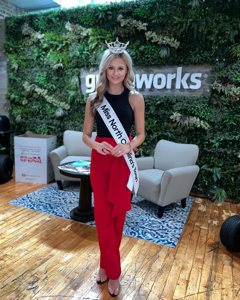 Rain or Shine 😎

Today <a href="/missamericanc/">Miss North Carolina</a> and I were able to participate in the Mooresville Christmas Parade to kick off the holiday season!!
💚❤️

While it was raining the entire time, there was absolutely nothing stopping us from having a blast.
Thank you Mooresville🫶🏼🫶🏼