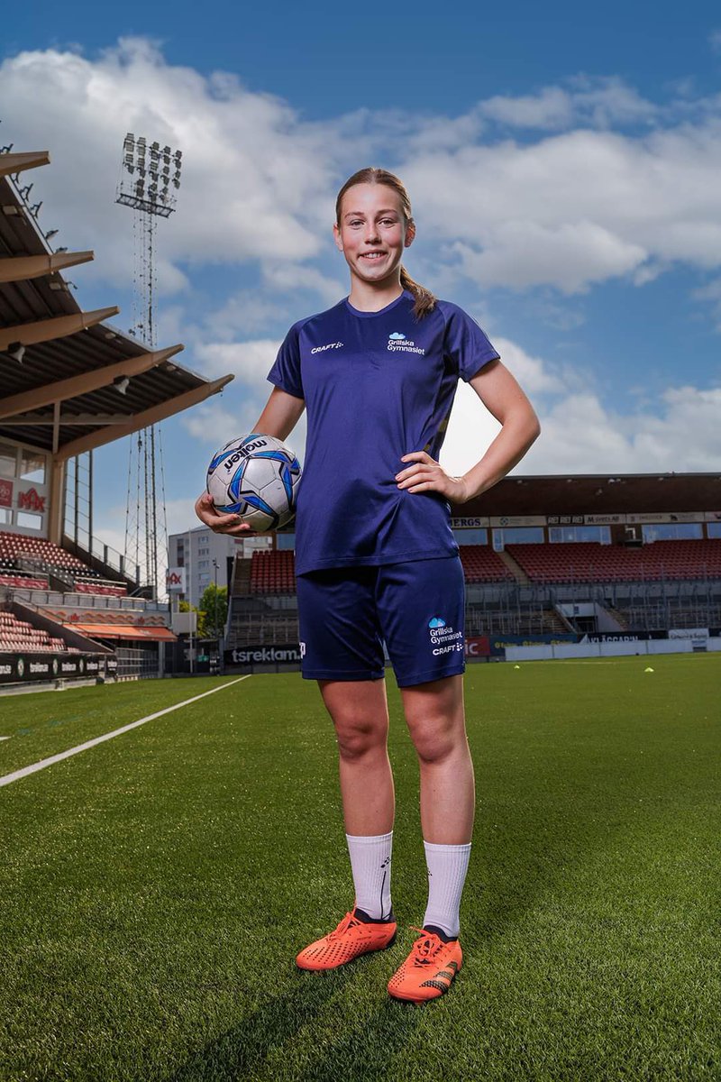 Stort grattis till vår Elitfotbollselev @elsa.pelgander som är klar för @juventuswomen🤩 Du är så grym och vi är så stolta över dig! Lycka till och vi ser fram emot att följa dig i din nya fotbollsklubb💙 #grillskaelitfotboll #dreamitearnitliveit #grillskafamiljen
