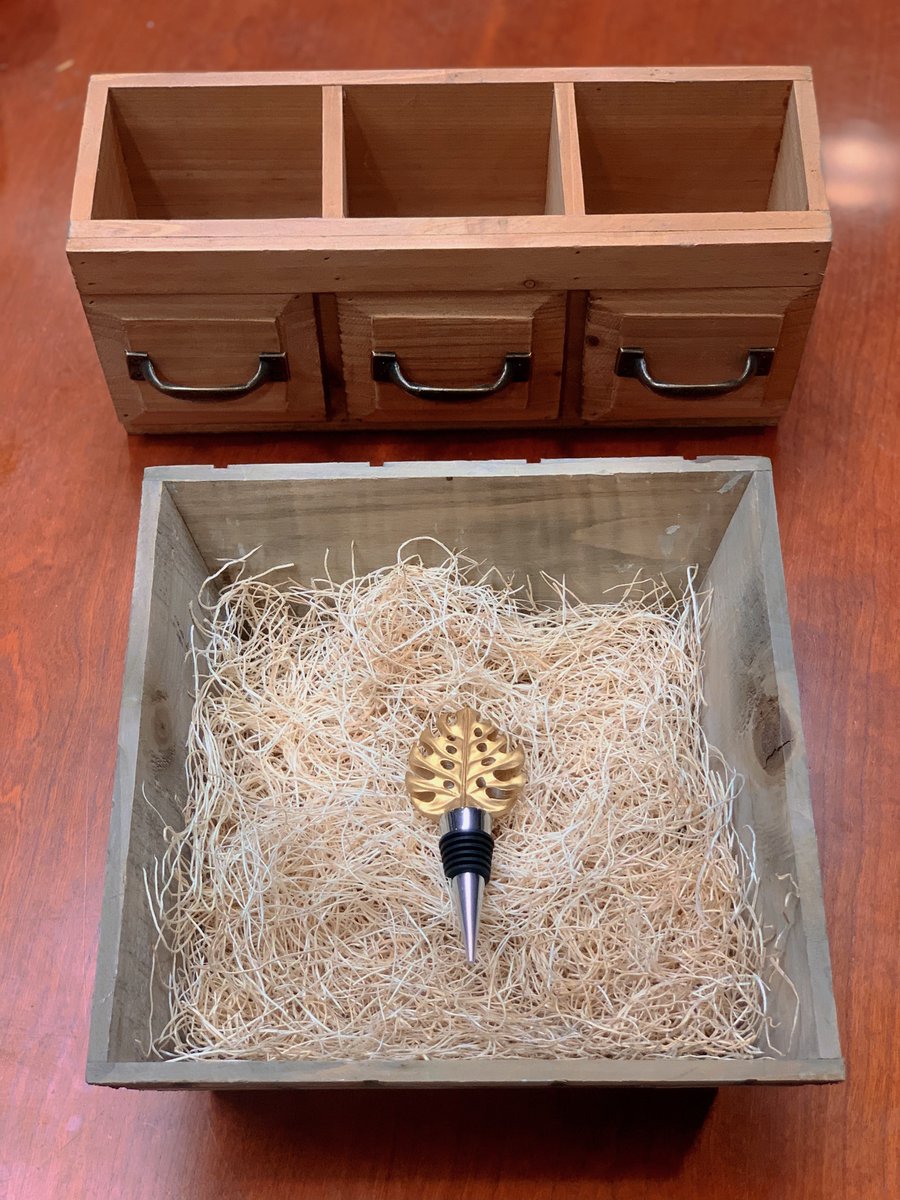 ChicagoBarStore's tweet photo. After hunting for the perfect wine or spirit, showcase your trophy with this carefully crafted tropical bottle stopper. A noble way to dress up the tabletop!!  🍃 🍾 Makes a great gift!!
Available in our local store or different designs online!! https://t.co/JXiqTT0UkG https://t.co/daoXi7xVg3