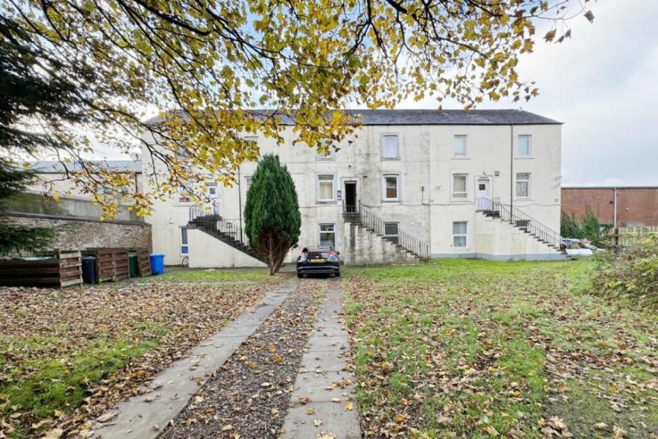 The fixer-upper flat on West Princes Street is currently up for auction online with bids closing on Thursday, January 4 at 3pm. dlvr.it/T0wD6T 🔗 Link below