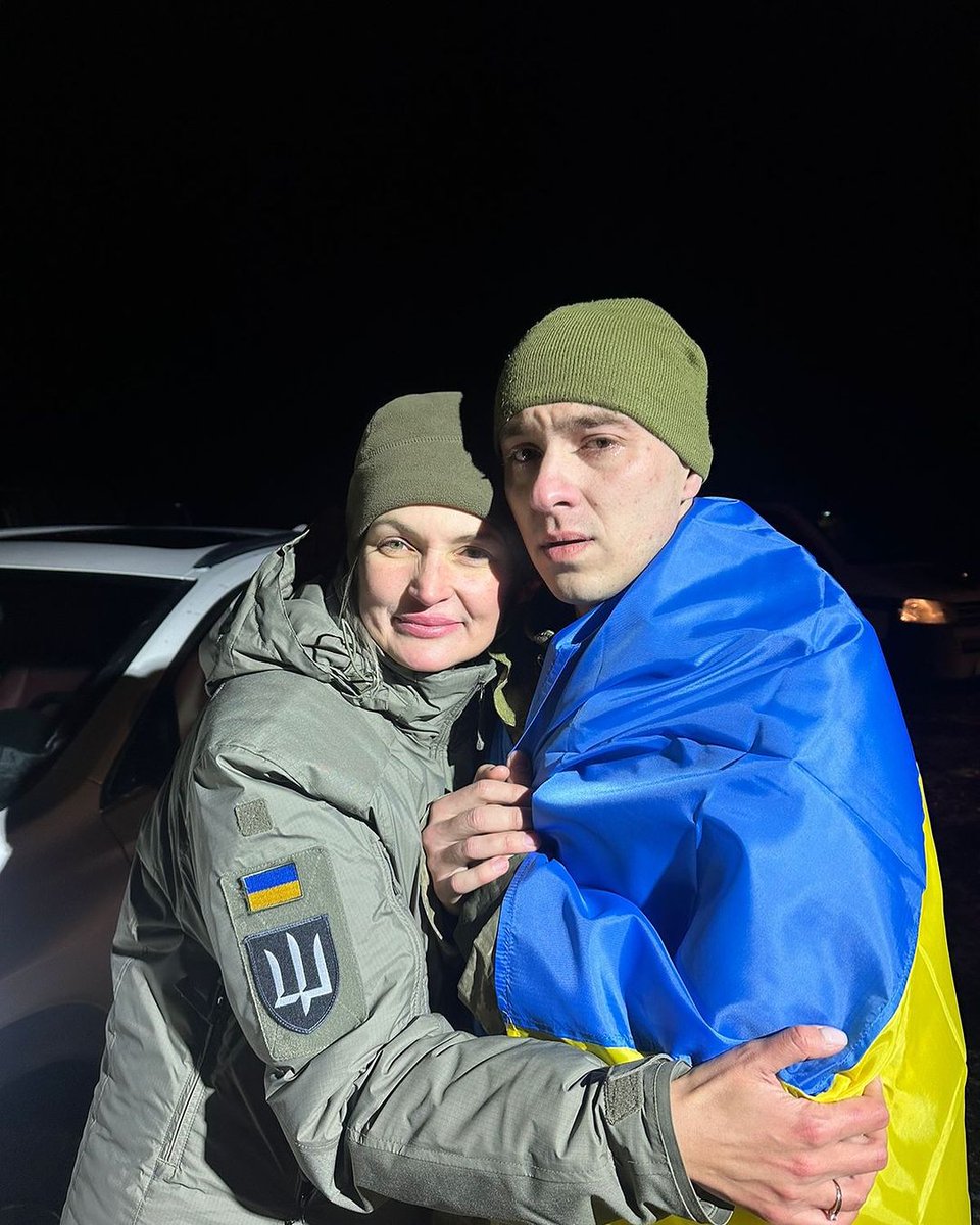 "Видихай, ти вдома"

Серед звільнених з полону - захисник острова Зміїного з Одещини 22-річний Олександр Куртєв, який перебував у полоні без зв'язку з рідними майже два роки.

"Я не можу в це повірити , але ми тебе вибороли. Дякую всій команді координаційного штабу за невпинну