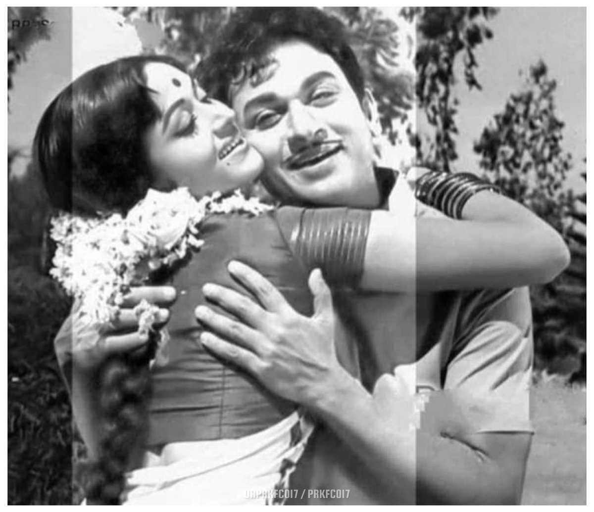 prk_17_03_75's tweet photo. Annavru - Bharathi Vishnuvardhan Madam ❤️😍
#DrRajkumar #BharathiVishnuvardhan #Prkfc017 #PrkEditz https://t.co/PgxKlOiEKL