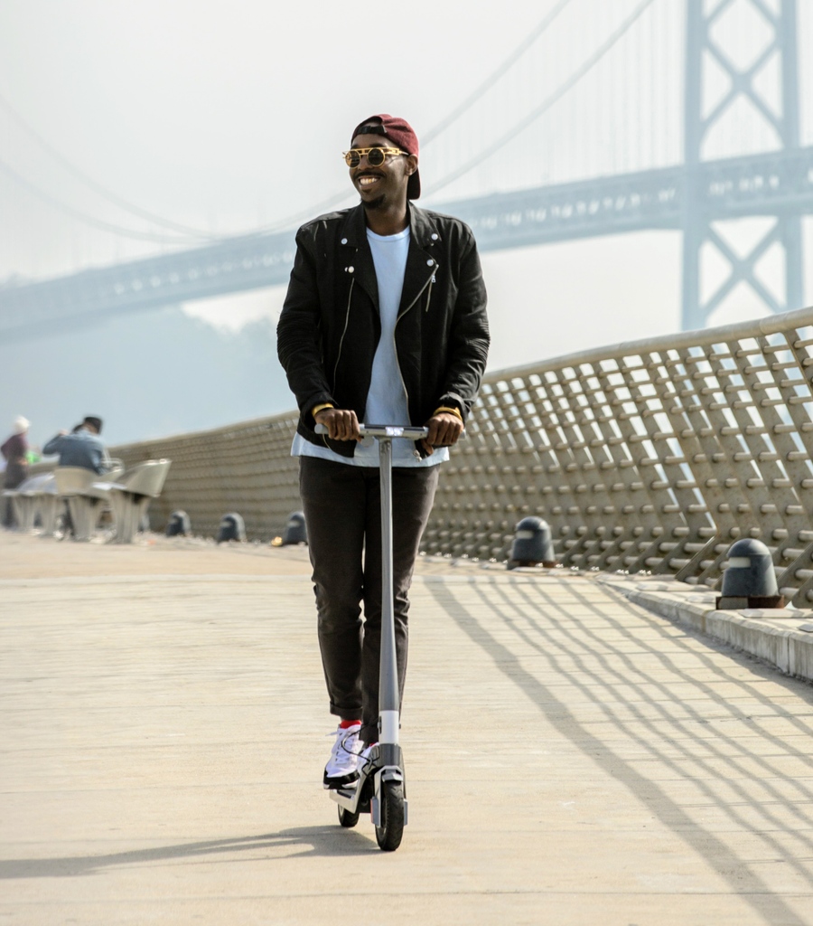 unagiscooters's tweet image. Cities freed from cars, costs, and pollution. A world where there’s more time to enjoy the people and places you love. #MoveSmarter