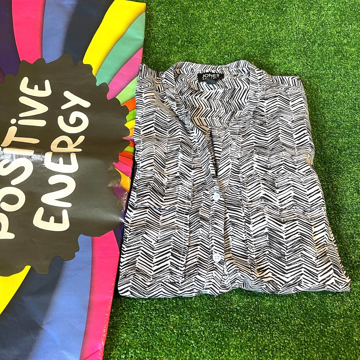 myclosetym's tweet image. Jones NY Long Sleeve Button Front Mandarin Collar Black Lightweight Shirt Size S

#JonesNewYork
#LongSleeveShirt
#ButtonFront
#MandarinCollar
#BlackShirt
#LightweightStyle
#SizeS
#WomensFashion
#EverydayElegance
#ClassicChic

ebay.com/itm/1262652109…