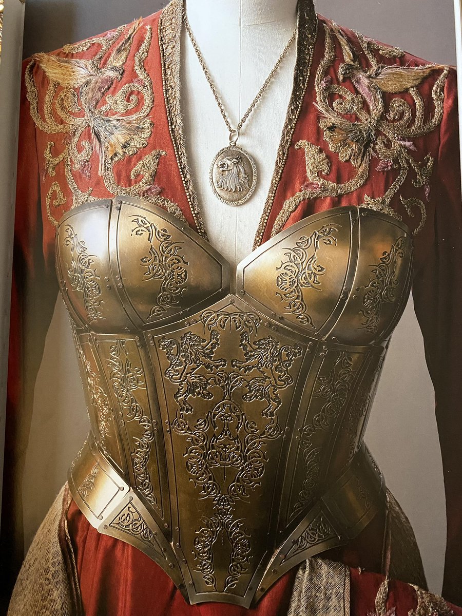 Cersei Lannister's armor dress is one of the best costumes ever made by  Game of Thrones!!