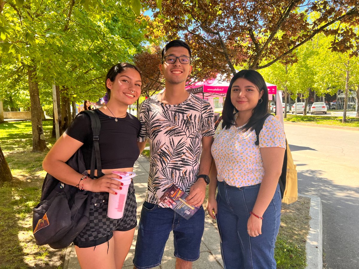 UTalca's tweet photo. Así se vive la Feria del Postulante en la UTalca. 🙃✌️
Recuerda que hasta mañana 4 de enero estaremos resolviendo tus dudas y ayudándote con la postulación.
También está disponible el Call Center de 9:30 a 16:30 horas.
☎️ 800 71 00 71
#EvolucionaSinLímites #UTalcaContigo https://t.co/apow4EXe2y