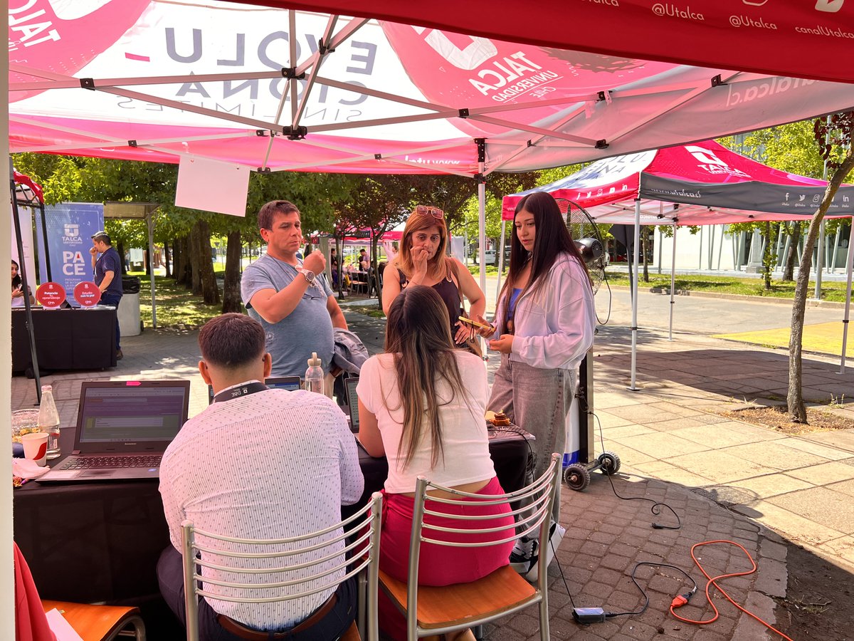 UTalca's tweet photo. Así se vive la Feria del Postulante en la UTalca. 🙃✌️
Recuerda que hasta mañana 4 de enero estaremos resolviendo tus dudas y ayudándote con la postulación.
También está disponible el Call Center de 9:30 a 16:30 horas.
☎️ 800 71 00 71
#EvolucionaSinLímites #UTalcaContigo https://t.co/apow4EXe2y
