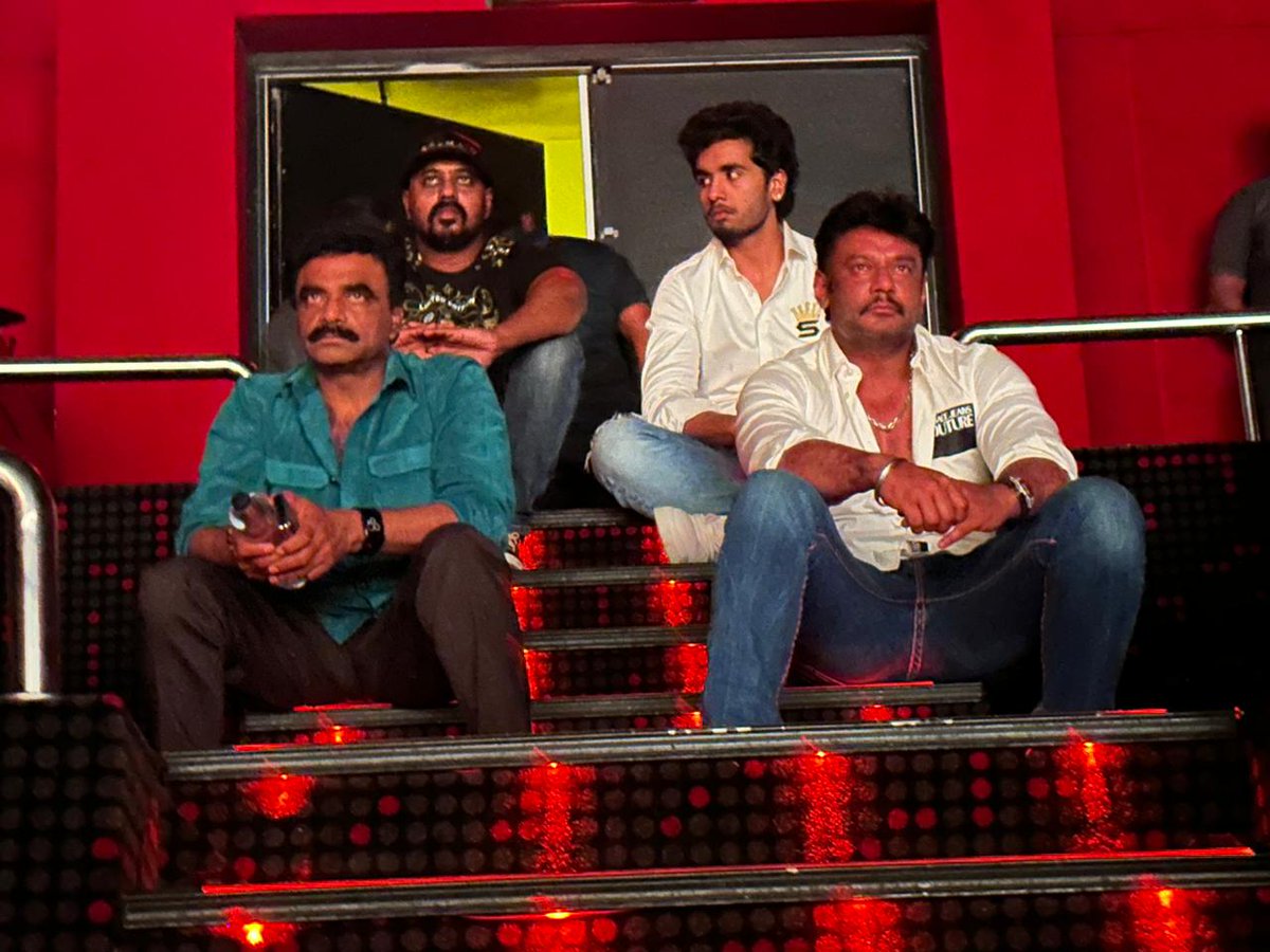 DbossD56's tweet image. ಅವರ ಮೂವಿಗೆ.. ಅವರಿಗೆ ಸೀಟ್ ಇಲ್ಲ ಗುರು 💥
ICONIC PICTURE ❤️🔥

#BlockBusterKaatera #Kaatera
#BossOfSandalwood #Dboss 👑