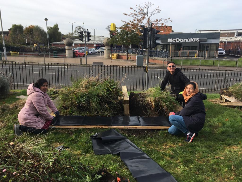 PropagateScotl1's tweet photo. Throwback to bed building at @C_milkPantry in Oct! We filled the planters with topsoil, compost, &amp; autumn leaves on top for mulch. Next, we sowed ryegrass and wildflower seeds (to enjoy next year!) and cover the bare soil where the old planters used to be. @ardenglen https://t.co/CuTWVWmkoa