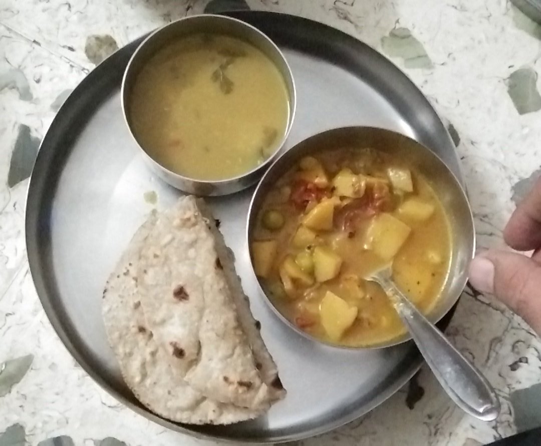 lajawabswadoffi's tweet image. Wednesday dinner with aloo mutter subzi, mung dal, roti and rice.
#homefood #homecooking #wednesdaydinner #wednesdayfood #foodblogger #foodie