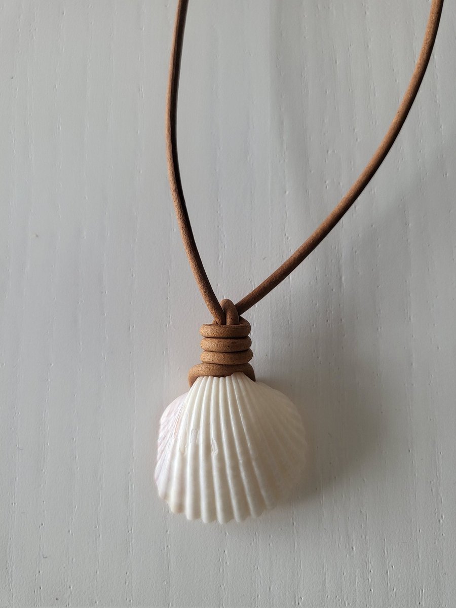Natural seashell necklace on soft leather cord. Love how every shell is different with their pretty contours, making each and every one unique. #mhhsbd #shelljewellery #beachlife seashorefootprints.etsy.com/listing/143460…