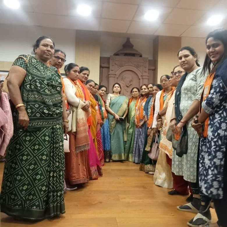 anusolanki973's tweet photo. ૩.૧.��૪ ના રોજ પ્રદેશ અધ્યક્ષા શ્રીમતી Dr Deepika Sachin Sardava જી ની અધ્યક્ષતામાં મહાત્મા ગાંધી પ્રાર્થના મંદિર, ડી .એન હાઈસ્કૂલ સંકુલ 
આણંદ ખાતે મધ્ય ઝોન મહિલા મોરચાની પ્રશિક્ષણ શિબિર યોજાઈ. જેમાં મહિસાગર જિલ્લા મ.મો ના અપેક્ષિત બહેનો સાથે ઉપસ્થિત રહી માર્ગદર્શન મેળવ્યું. https://t.co/Es3HuCvXNW
