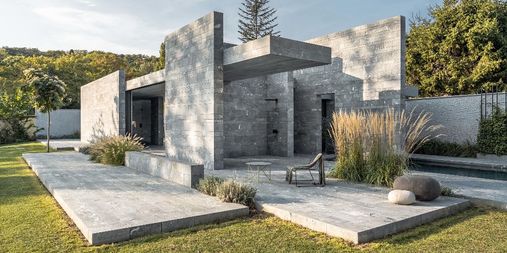 architonic's tweet image. The monotonous and monumental appearance of the pavilion located in #Vienna causes a contemplative effect—aesthetics is the creative force behind the atmosphere. architonic.com/20193317 
#architecture